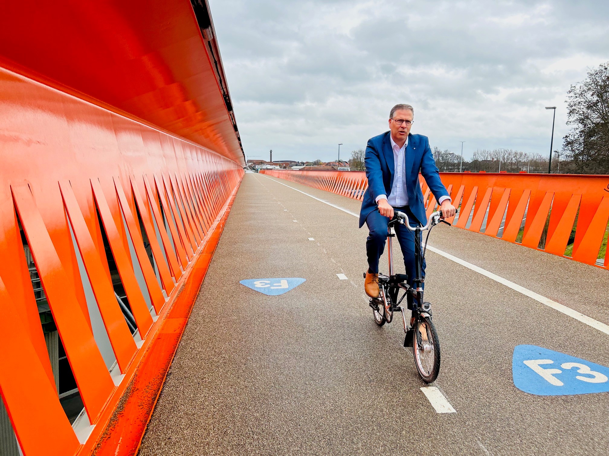 Tom fietst op fietssnelweg